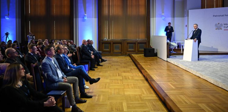 Konferencja naukowa "Sztuczna inteligencja w prawie i administracji: szanse i wyzwania" w Auli Politechniki Gdańskiej. (Fot. PAP/Adam Warżawa)