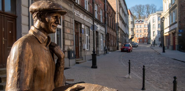 Rewitalizacja Biskupiej Górki w Gdańsku. Kamienice przy ul. Biskupiej. Pomnik Brunona Zwarry  06.03.2025 (fot. Paweł Marcinko / KFP)