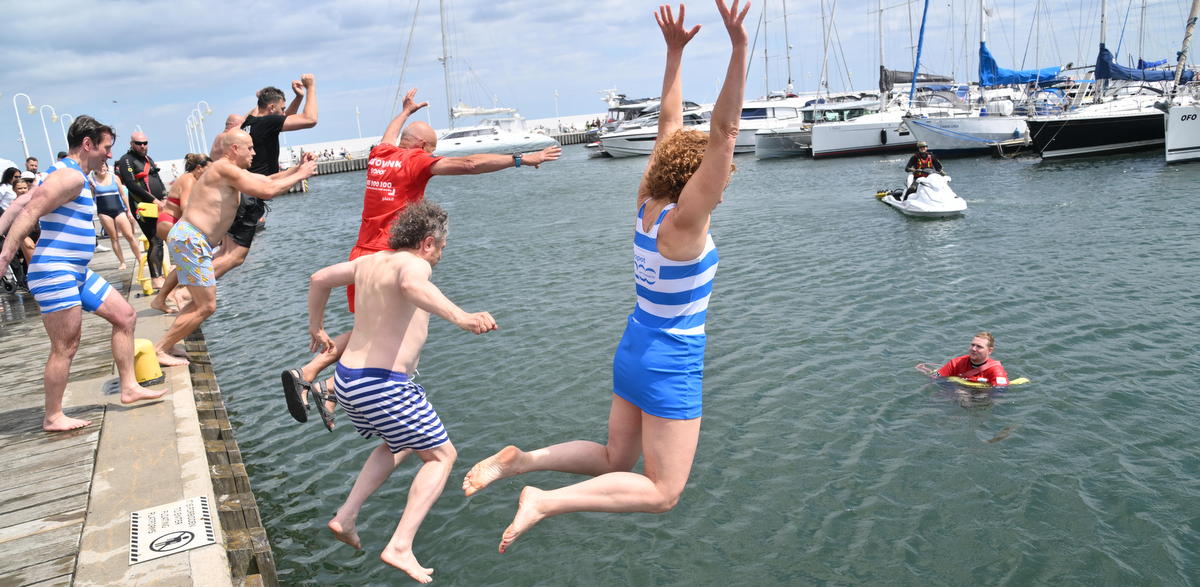 Skok z mola, na zdjęciu: Magdalena Czarzyska-Jachim, prezydent Sopotu, oraz Jacek Karnowski, były prezydent Sopotu, a obecnie sekretarz stanu w Ministerstwie Funduszy i Polityki Regionalnej (fot. KFP/Wojciech Stryk)