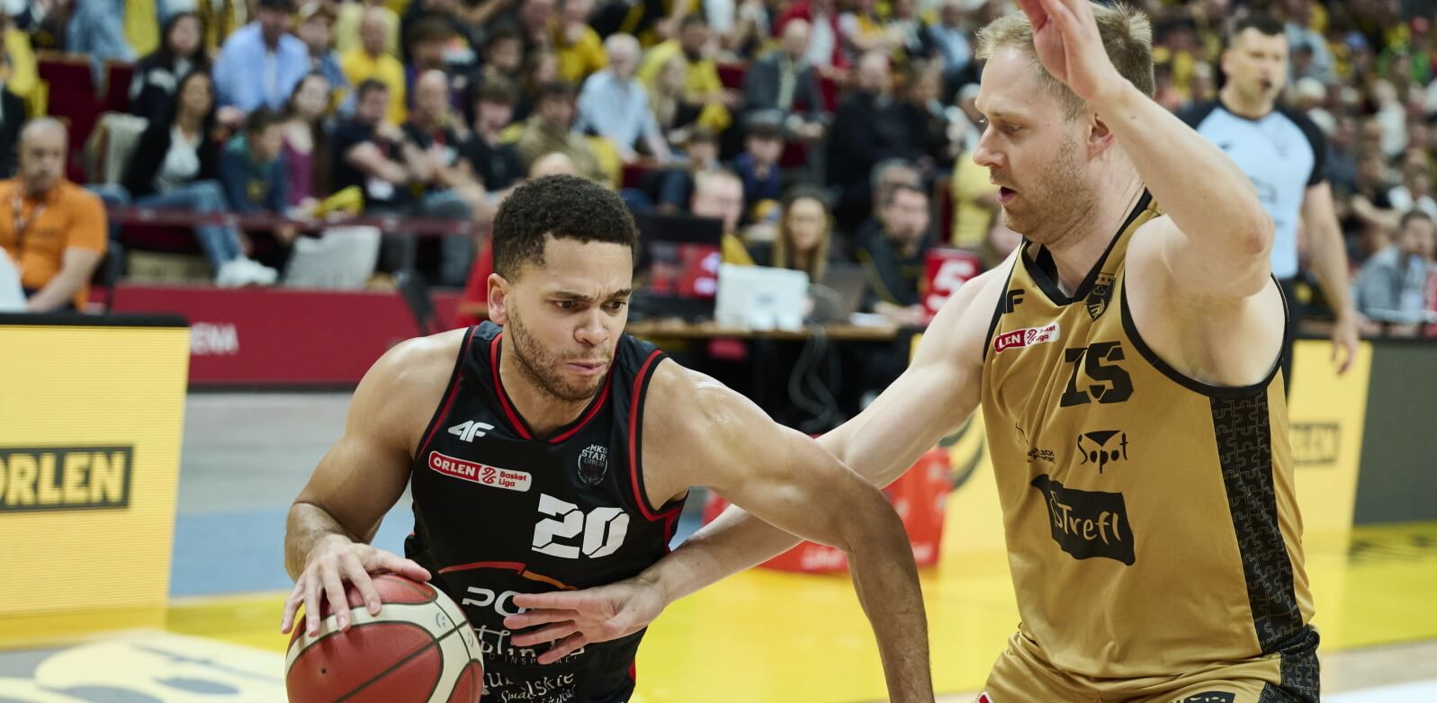 Sopot, 07.06.2025. Koszykarz Trefla Sopot Jarosław Zyskowski (P) i Emmanuel Lecomte (L) z PGE Startu Lublin podczas piątego meczu półfinałowego Ekstraklasy (Fot. PAP/Adam Warżawa)