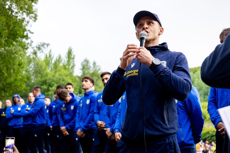 XII Spotkanie Międzypokoleniowe Arki i prezentacja piłkarzy Arki Gdynia na Górce przy ul. Emonda n/z Dawid Szwarga 14.07.2025 (fot. KFP/Trojmiasto.pl/Artur Cichuta)