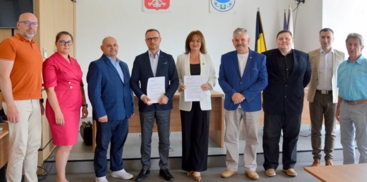 Podpisano umowę na budowę nowego budynku szkoły w Leźnie (fot. Gmina Żukowo)