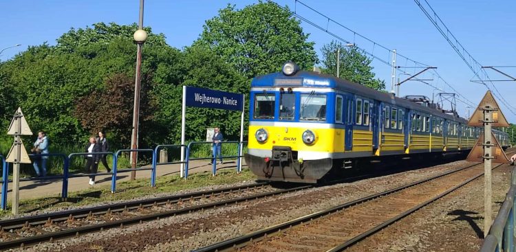 Stara jednostka serii EN57. Przetarg na zakup nowych EZT pozwoli na dalszą wymianę taboru na pomorskich torach (fot. Aleksander Olszak)