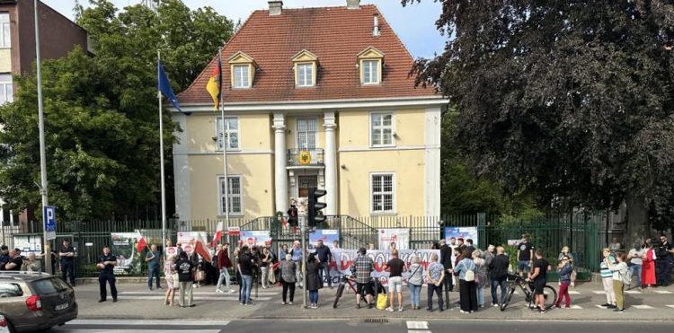 Demonstracja i kontrmanifestacja odbyły się pod Konsulatem Generalnym Republiki Federalnej Niemiec w Gdańsku (fot. Radio Gdańsk/Filip Jędruch)