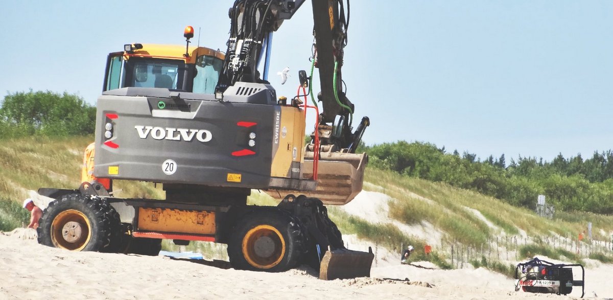 Prace na plaży w Ustce (fot. Radio Gdańsk/Łukasz Kosik)