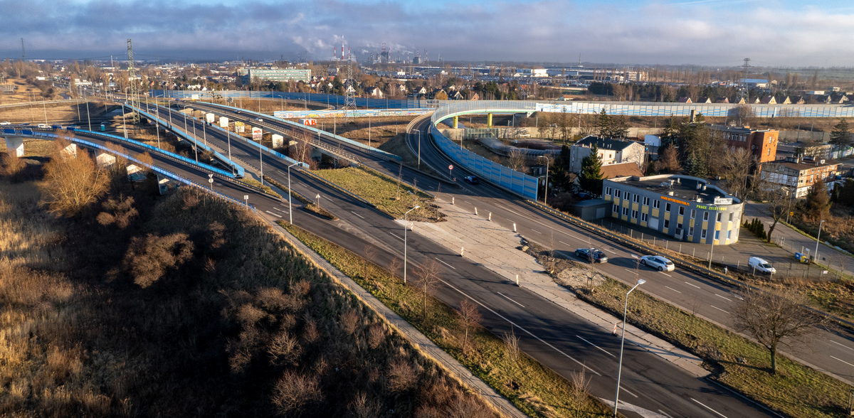 Estakada na ul. Elbląskiej nad torami kolejowymi i Trasą Sucharskiego (fot. KFP/Paweł Marcinko)