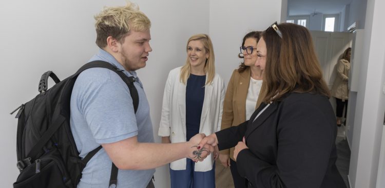 Aleksandra Dulkiewicz i Emilia Lodzińska wręczyły klucze najemcom do wyremontowanych mieszkań (fot. mat. pras.)