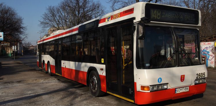 Autobus Neoplan N4020 linii 148 (fot. KFP/Krzysztof Mystkowski)