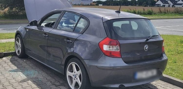 Dwóch mężczyzn próbowało siłą otworzyć zaparkowane auto (fot. KMP Słupsk)