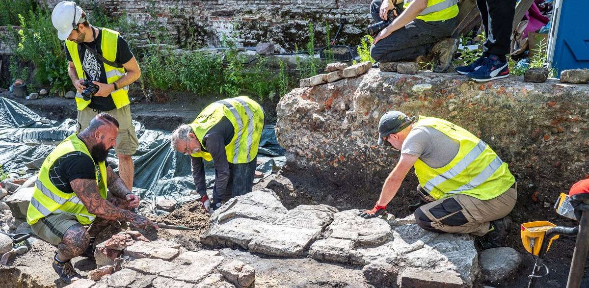 Archeolodzy z ArcheoScan wydobyli w Gdańsku płytę nagrobną z wizerunkiem rycerza pochodzącą XIII w. 08.07.2025 r. (fot. Pomorski Wojewódzki Konserwator Zabytków)