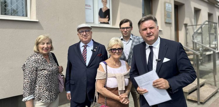 Briefing posła PiS Michała Kowalskiego dot. sprzeciwu wobec zmian w liście lektur szkolnych. Gdańsk, 31.07.2025 r. (fot. Radio Gdańsk/Oskar Bąk)