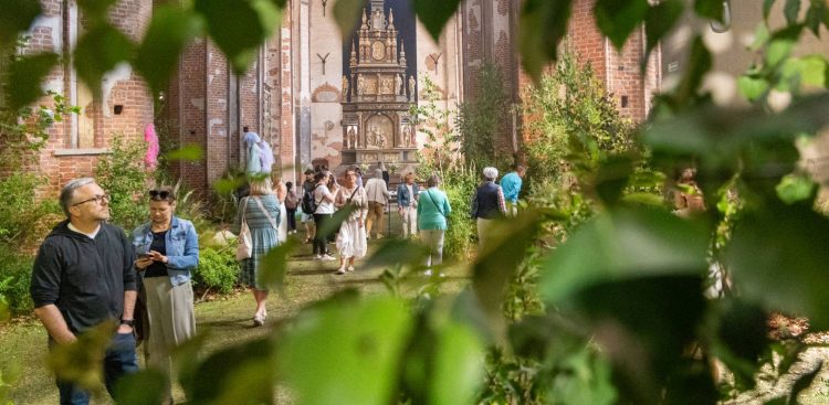 Centrum św. Jana. Nz. Instalacja "LeŚnia Dream (wood) land". Gdańsk, 30.06.2025 r. (fot. Anna Rezulak/KFP)