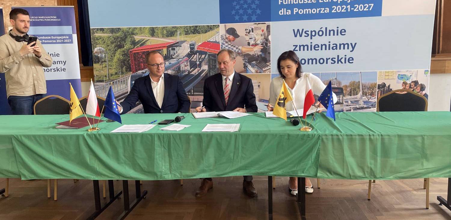 Podpisanie umowy na dofinansowanie 16 projektów, które otrzymają wsparcie z programu Fundusze Europejskie dla Pomorza 2021–2027, Gdańsk 15.07.25 r. (fot. Radio Gdańsk/Tymon Nieśmiałek)