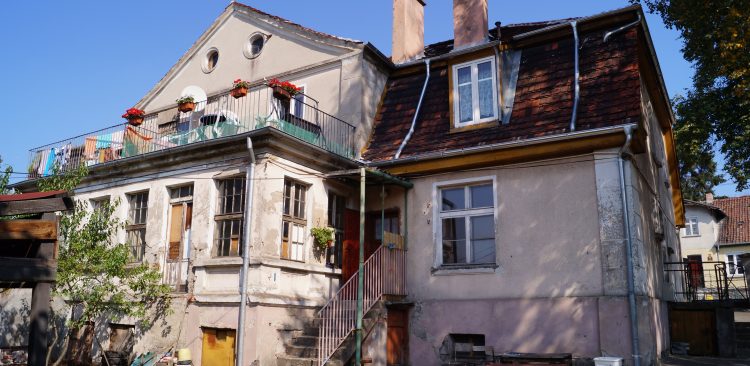 Zabytkowa kamienica przy ul. Browarnej 112-113 w Elblągu (fot. Wikimedia Commons)