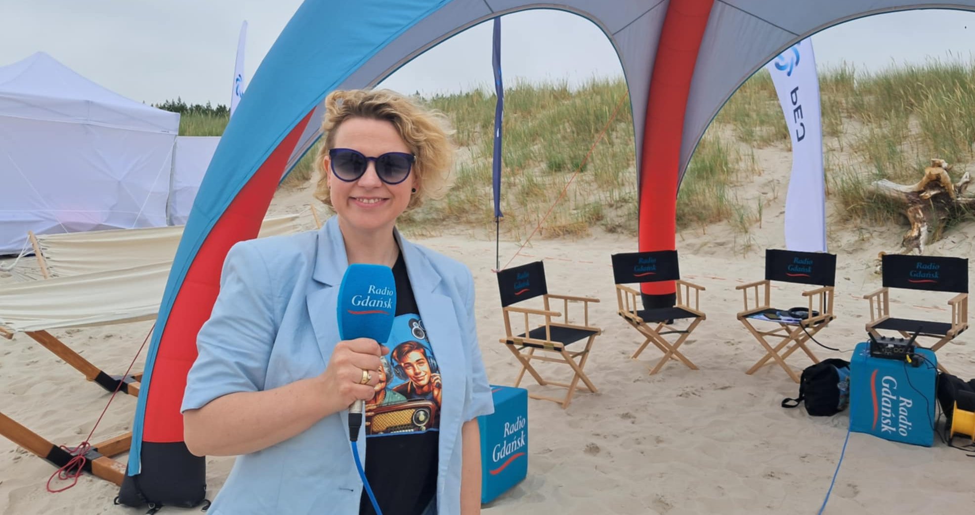 Rozmowy z gośćmi na "Plaży Bezpiecznej Energii" prowadzi Ewelina Potocka (fot. Radio Gdańsk)