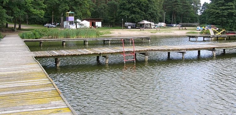 Jezioro Lubowidzkie, pomost przy ośrodku Jamy - zdjęcie ilustracyjne (fot. Wikimedia Commons/Panoramio/	mistrz75)