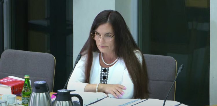 Teresa Rutkowska-Szmydyńska zeznaje przed komisją (fot. Sejm RP)