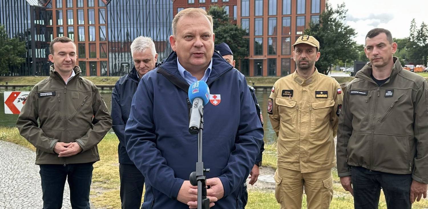 Prezydent Elbląga Michał Missan przemawia w czasie wizyty wicewojewody warmińsko-mazurskiego Mateusza Szauera w Elblągu, 11.07.2025 r. (fot. Facebook/ Michał Missan)