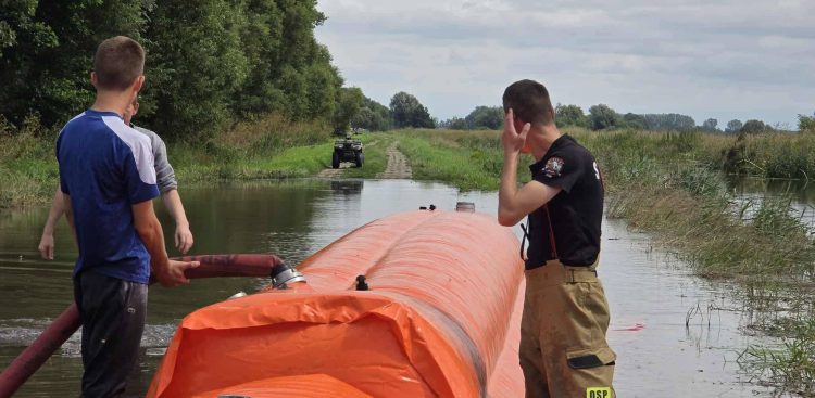 Trwa walka ze skutkami ulewy, 30.07.2025 r. (fot. Ochotnicza Straż Pożarna w Łęgowie)