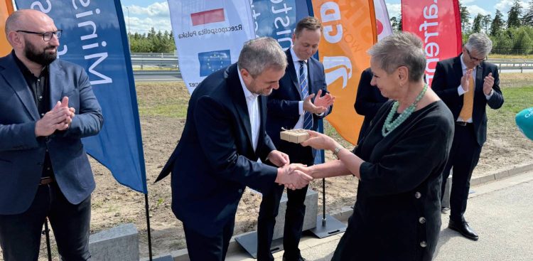 Otwarcie drugiej jezdni obwodnicy Słupska. Nz. w centrum: sekretarz stanu w Ministerstwie Infrastruktury Stanisław Bukowiec i prezydent Słupska Krystyna Danilecka-Wojewódzka (fot. Radio Gdańsk/Łukasz Kosik)