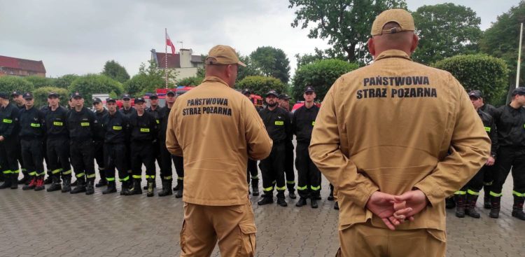 Przegrupowanie PSP na terenie jednostki w Tczewie przed wyjazdem na południe kraju do pomocy przy przewidywanych ulewach - 08.07.2025 r. (fot. Radio Gdańsk/Mateusz Czerwiński)