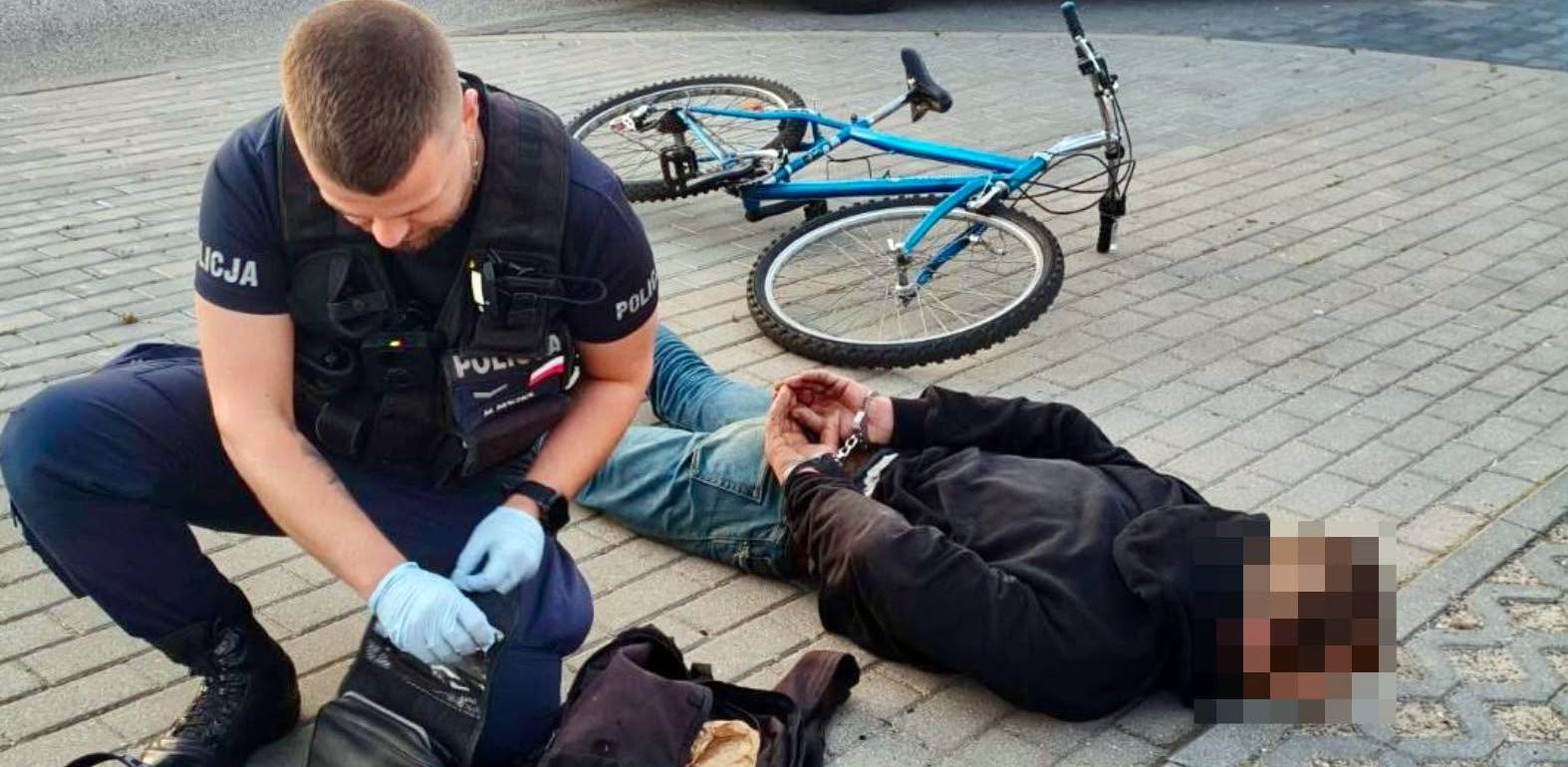 Policjanci z Wejherowa zatrzymali mężczyznę, który wyrywał kobietom torebki (fot. KPP w Wejherowie)