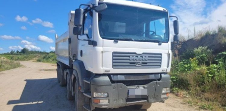 Ciężarówka porzucona w gminie Redzikowo podczas policyjnego pościgu (fot. KMP w Słupsku)