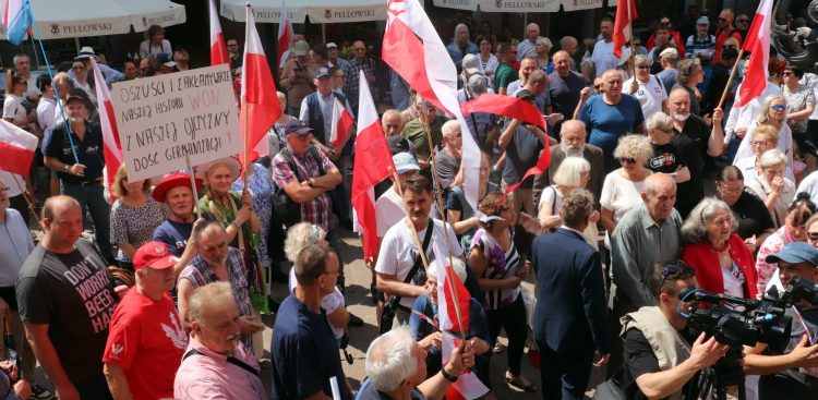 Środowiska prawicowe protestowały w Gdańsku przeciw wystawie "Nasi chłopcy" - 15.07.2025 r. (fot. Radio Gdańsk/Oskar Bąk)