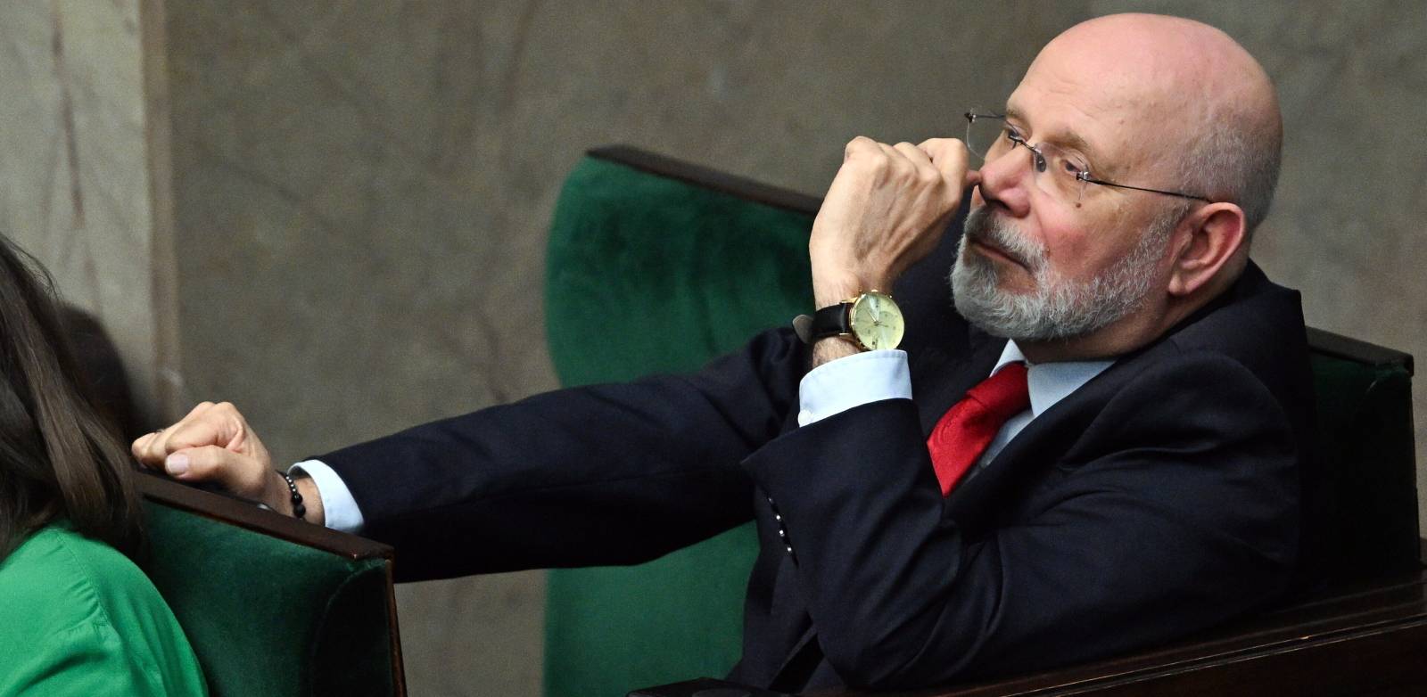 Przewodniczący KRRiT Maciej Świrski na sali plenarnej Sejmu w Warszawie. Sejm opowiedział się za postawieniem przewodniczącego KRRiT przed Trybunałem Stanu, 25.07.2025 r. (fot. PAP/Radek Pietruszka)