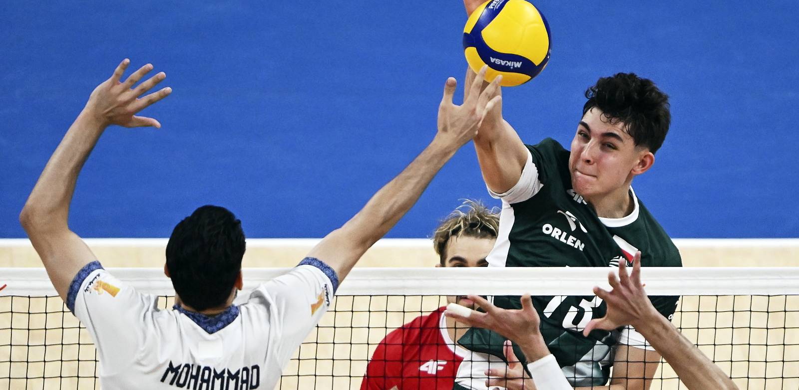 Polak Jakub Nowak (P) i Mahammad Valizadeh (L) z Iranu podczas meczu Ligi Narodów siatkarzy w Gdańsku, 16.07.2025 r. (fot. PAP/Adam Warżawa)