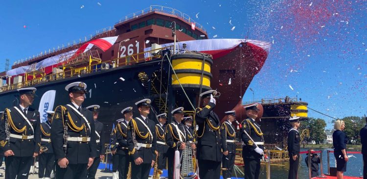 Wodowanie okrętu "Delfin" (fot. Radio Gdańsk/Kuba Kaługa)