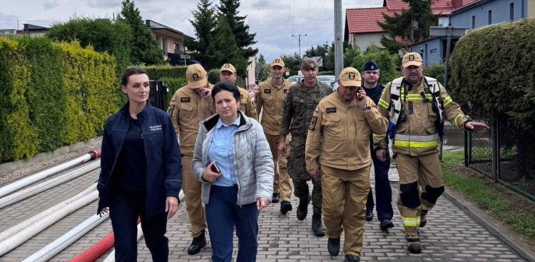 Wojewoda pomorska Beata Rutkiewicz sprawdza sytuację po ulewach (fot. Beata Rutkiewicz - woj. pomorska/Facebook)