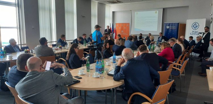 Wyjazdowe posiedzenie sejmowej komisji infrastruktury w porcie w Gdyni (fot. Radio Gdańsk/Marcin Lange)