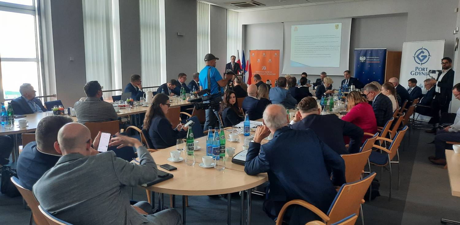 Wyjazdowe posiedzenie sejmowej komisji infrastruktury w porcie w Gdyni (fot. Radio Gdańsk/Marcin Lange)