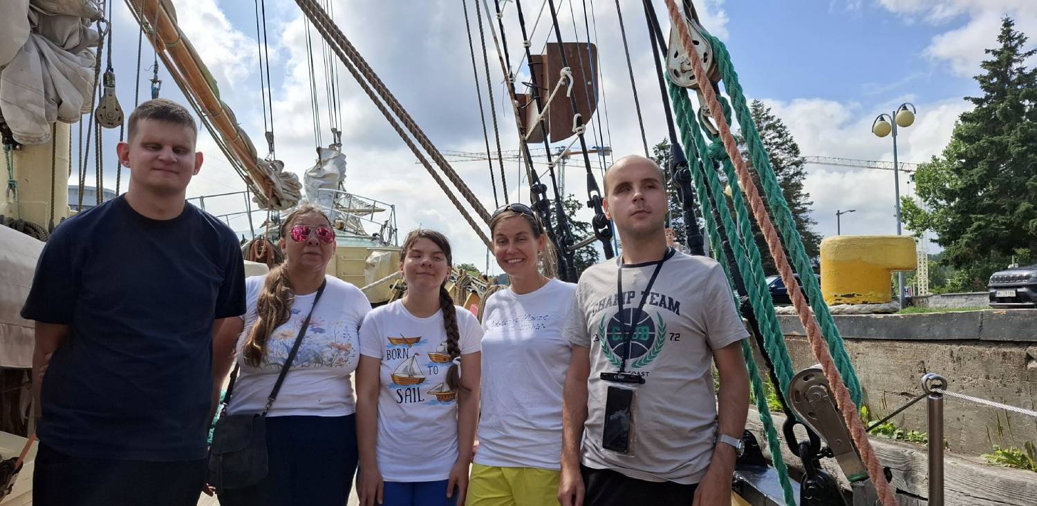 Załoganci tuż przed wejściem na pokład 19. rejsu integracyjnego "Zobaczyć Morze", 26.07.2025 r. (fot. Radio Gdańsk/Anna Rębas)