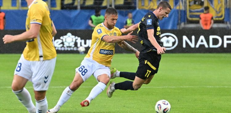 Piłkarz Motoru Lublin Bartosz Wolski i Dawid Kocyła z Arki Gdynia podczas meczu Ekstraklasy (fot. PAP/Wojtek Jargiło)