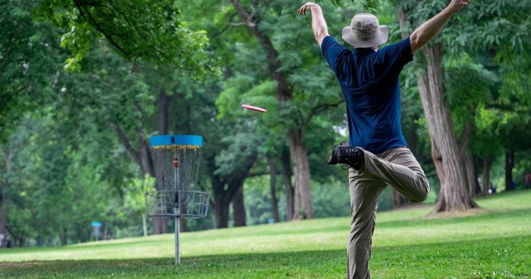 Gra w disc golfa (fot. Pixabay)