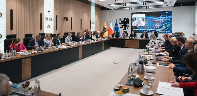 W Gdańsku odbyło się wyjazdowe posiedzenie sejmowej komisji infrastruktury, 16.07.2025 r. (fot. UMWP)