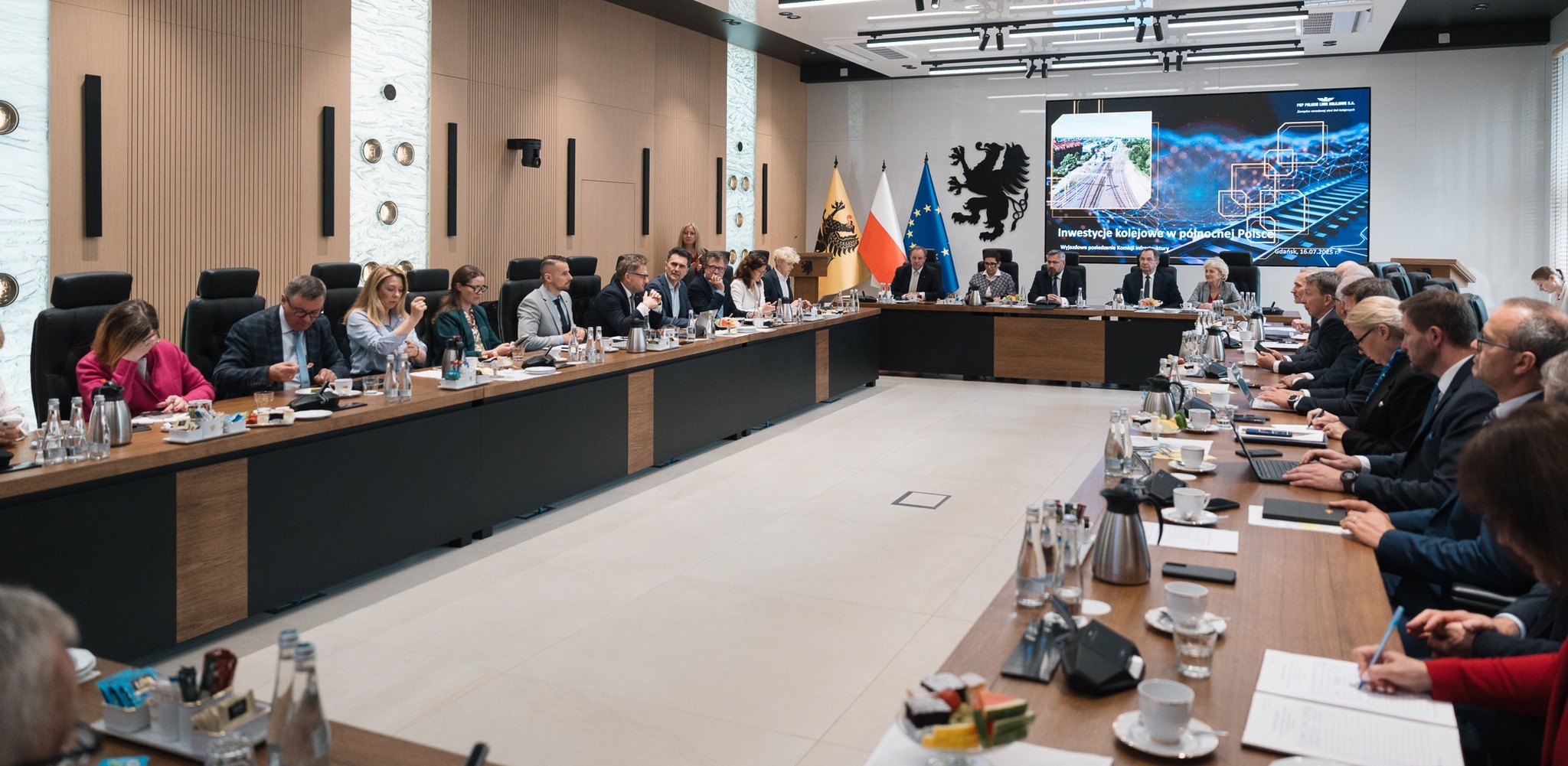 W Gdańsku odbyło się wyjazdowe posiedzenie sejmowej komisji infrastruktury, 16.07.2025 r. (fot. UMWP)