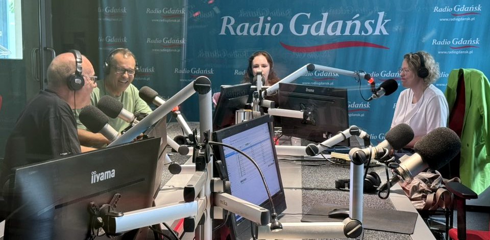 Na zdjęciu, zrobionym zza szyby studia, Włodek Raszkiewicz prowadzi rozmowę z Robertem Kantereitem