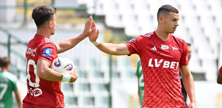 Radość zawodników Lechii Gdańsk po bramce zdobytej podczas meczu kontrolnego z Chojniczanką Chojnice. Gdańsk, 13.07.2025 r. (fot. PAP/Marcin Gadomski)