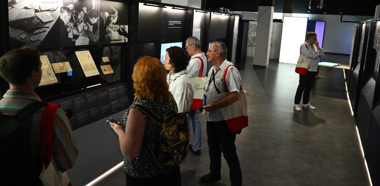 Gdańsk, 30.07.2025. Otwarcie nowej wystawy czasowej pt. "Fake for Real: A History of Forgery and Falsification" („Fake for Real. Historia fałszerstw i falsyfikatów”) w Muzeum II Wojny Światowej w Gdańsku (Fot. PAP/Adam Warżawa)