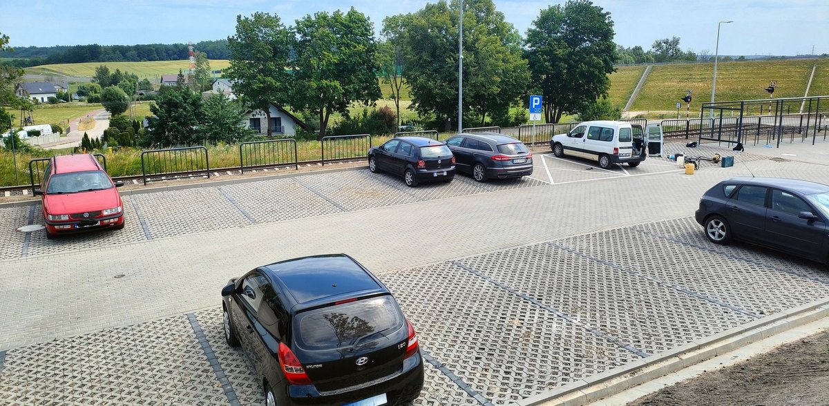 Nowy parking i wiata dla rowerów w Otominie (fot. PLK/Przemysław Zieliński)