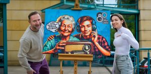 Tomasz Galiński i Katarzyna Hirsz prezentują projekt muralu autorstwa Tuse z okazji 80. urodzin Radia Gdańsk (fot. Radio Gdańsk/Pola Malańska)