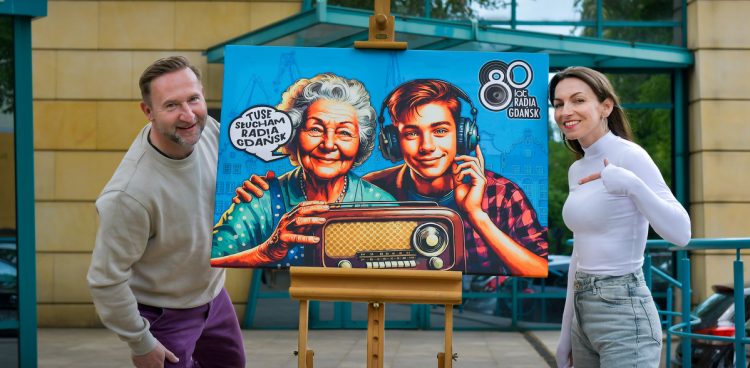 Tomasz Galiński i Katarzyna Hirsz prezentują projekt muralu autorstwa Tuse z okazji 80. urodzin Radia Gdańsk (fot. Radio Gdańsk/Pola Malańska)