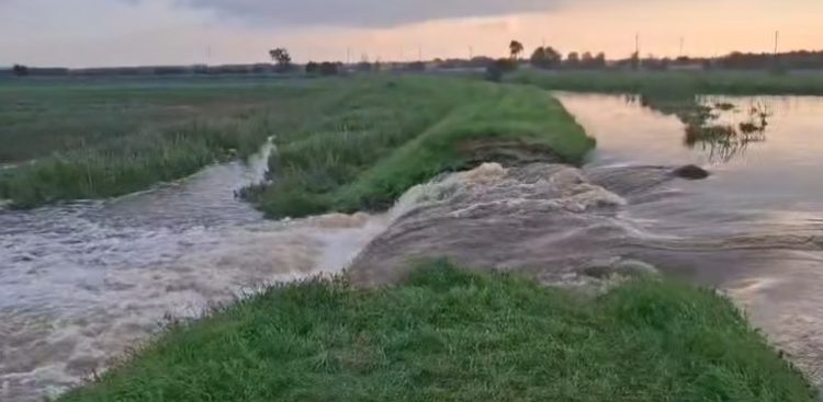 Przerwany wał przeciwpowodziowy w miejscowości Święty Gaj (Fot. KMP Elbląg)