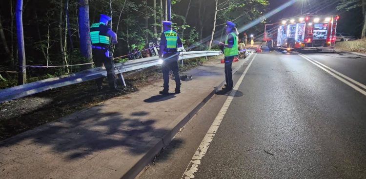 Na ul. Malczewskiego w Sopocie auto dachowało i uderzyło w drzewo. Kierowca zginął na miejscu - 06.07.2025 r. (fot. KMP w Sopocie)