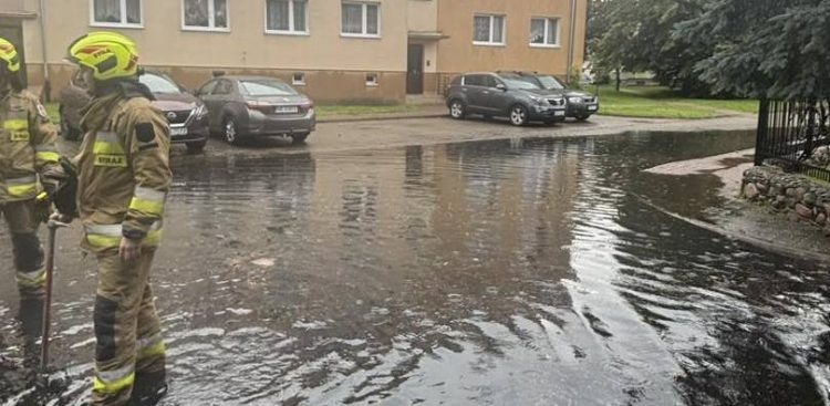 W Nowym Dworze Gdańskim doszło do zalania jednej z ulic (Fot. OSP Nowy Dwór Gdański/dh. Katarzyna Ćwiek)