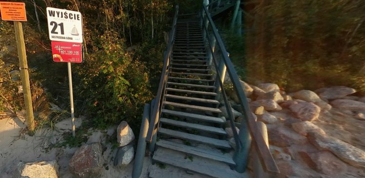 Schody prowadzące na plażę w Jastrzębiej Górze przed modernizacją (fot. Google Street View)