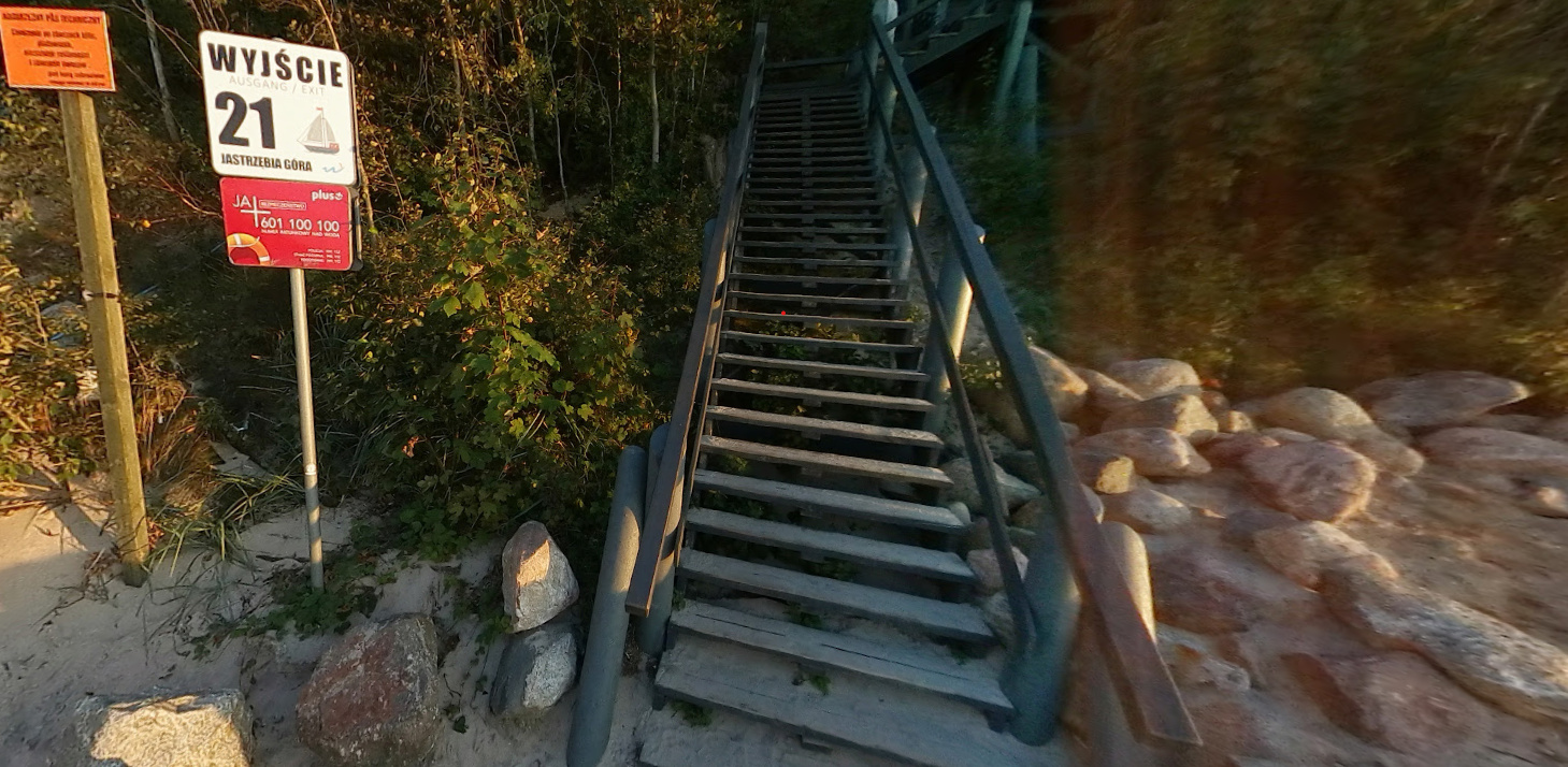 Schody prowadzące na plażę w Jastrzębiej Górze przed modernizacją (fot. Google Street View)